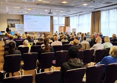 Blick in den Vortragssaal: Teilnehmende des Symposiums sind interessiert und informiert