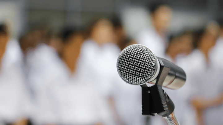 Detailaufnahme eines Mikrophons bei einer Ärztetagung